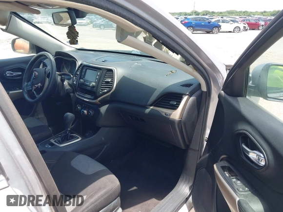 2018 Jeep Cherokee Latitude z VIN 1C4PJLCB2JD596149, wystawiony jako IAAI lot #42454131 z przebiegiem 86 393 mil mil oraz . Historia ofert i sprzedaży dostępna na DreamBid. Obrazek 5.