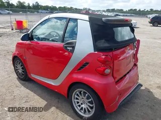 2013 Smart fortwo Passion z VIN WMEEK3BA5DK591221, wystawiony jako IAAI lot #42010853 z przebiegiem 101 953 mil mil oraz . Historia ofert i sprzedaży dostępna na DreamBid. Obrazek 3.