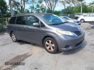 2017 Toyota Sienna LE Auto Access Seat с VIN 5TDKZ3DC1HS847347, выставлен на аукционе IAAI как лот 42548792 с пробегом 201 128 миль миль и . История ставок и продаж доступна на DreamBid. Изображение 1.