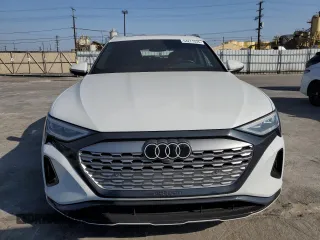 2024 Audi Q8 e-tron Premium Plus z VIN WA15AAGE6RB025796, wystawiony jako Copart lot #54271535 z przebiegiem 29 045 mil mil oraz Szkoda całkowita • Salvage title. Historia ofert i sprzedaży dostępna na DreamBid. Obrazek 5.