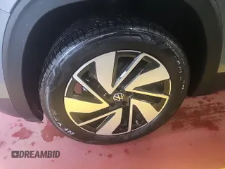 2024 Volkswagen Atlas SE z VIN 1V2HR2CAXRC564175, wystawiony jako IAAI lot #42785455 z przebiegiem 14 479 mil mil oraz . Historia ofert i sprzedaży dostępna na DreamBid. Obrazek 10.