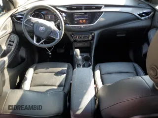 2021 Buick Encore GX Essence z VIN KL4MMGSL0MB153181, wystawiony jako Copart lot #62407445 z przebiegiem 50 864 mil mil oraz Szkoda całkowita • Salvage title. Historia ofert i sprzedaży dostępna na DreamBid. Obrazek 8.