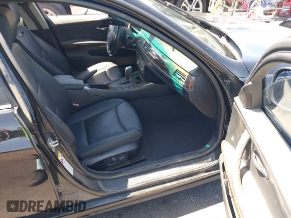 2009 BMW 3 Series 328i z VIN WBAPH735X9E126967, wystawiony jako IAAI lot #42053469 z przebiegiem 144 013 mil mil oraz . Historia ofert i sprzedaży dostępna na DreamBid. Obrazek 5.