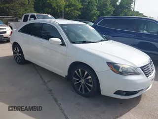 2014 Chrysler 200 Touring с VIN 1C3CCBBB6EN152913, выставлен на аукционе IAAI как лот 42641576 с пробегом 127 345 миль миль и . История ставок и продаж доступна на DreamBid. Изображение 1.