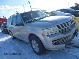 2007 Lincoln Navigator z VIN 5LMFL28527LJ13754, wystawiony jako IAAI lot #41322734 z przebiegiem 198 841 mil mil oraz . Historia ofert i sprzedaży dostępna na DreamBid. Obrazek 1.