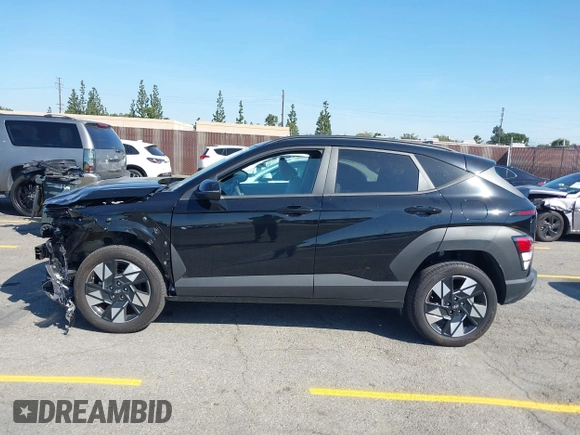 2024 Hyundai Kona SEL z VIN KM8HCCAB6RU059406, wystawiony jako IAAI lot #41969790 z przebiegiem 13 353 mil mil oraz . Historia ofert i sprzedaży dostępna na DreamBid. Obrazek 14.