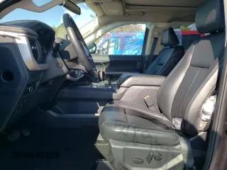 2024 Ford Expedition Max XLT z VIN 1FMJK1J87REA24817, wystawiony jako Copart lot #52189555 z przebiegiem 9 506 mil mil oraz Szkoda całkowita • Salvage title. Historia ofert i sprzedaży dostępna na DreamBid. Obrazek 7.
