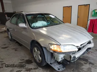1998 Honda Accord EX z VIN 1HGCG1651WA805964, wystawiony jako IAAI lot #42320827 z przebiegiem 239 279 mil mil oraz . Historia ofert i sprzedaży dostępna na DreamBid. Obrazek 1.