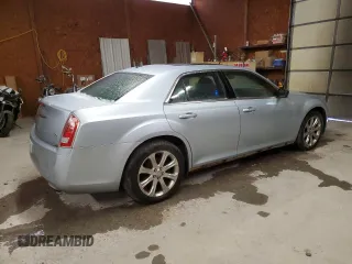 2013 Chrysler 300 S z VIN 2C3CCAGG8DH599569, wystawiony jako Copart lot #43560255 z przebiegiem 135 966 mil mil oraz Czysty tytuł • Clean title. Historia ofert i sprzedaży dostępna na DreamBid. Obrazek 3.
