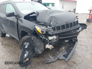 2018 Jeep Compass Latitude with VIN 3C4NJDBB0JT298644, listed as a IAAI auction lot 41581635 with 101,077 mi miles. Bid and sale history available at carsss.com. Image 6.