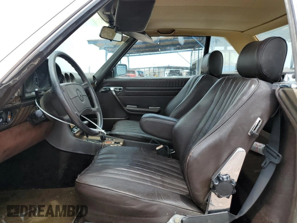 1987 Mercedes-Benz 560 SL z VIN WDBBA48D0HA061731, wystawiony jako Copart lot #56622425 z przebiegiem 121 214 mil mil oraz Czysty tytuł • Clean title. Historia ofert i sprzedaży dostępna na DreamBid. Obrazek 7.