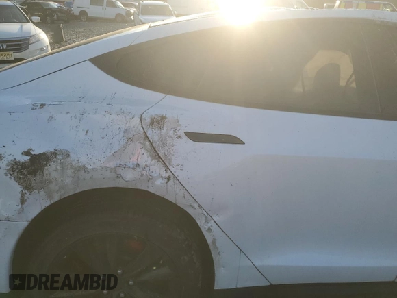 2016 Tesla Model S 90D z VIN 5YJSA1E29GF128397, wystawiony jako Copart lot #86532184 z przebiegiem Nie podano mil oraz Szkoda całkowita • Salvage title. Historia ofert i sprzedaży dostępna na DreamBid. Obrazek 10.