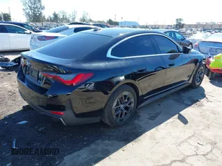 2024 BMW i4 eDrive35 z VIN WBY43AW01RFS94328, wystawiony jako IAAI lot #41734039 z przebiegiem 8959 mil mil oraz . Historia ofert i sprzedaży dostępna na DreamBid. Obrazek 4.