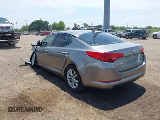2013 Kia Optima EX z VIN 5XXGN4A7XDG258162, wystawiony jako IAAI lot #42228606 z przebiegiem 129 296 mil mil oraz . Historia ofert i sprzedaży dostępna na DreamBid. Obrazek 3.