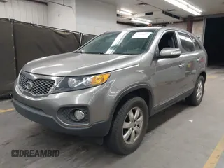 2013 Kia Sorento LX с VIN 5XYKT4A11DG418520, выставлен на аукционе IAAI как лот 42666037 с пробегом 179 798 миль миль и . История ставок и продаж доступна на DreamBid. Изображение 2.