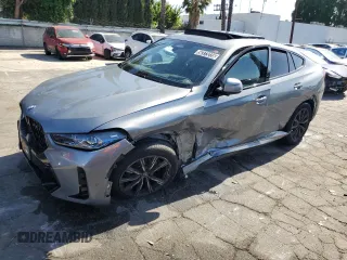 2025 BMW X6 xDrive40i z VIN 5UX33EX03S9X00132, wystawiony jako Copart lot #56373235 z przebiegiem Nie podano mil oraz Tytuł czysty. Historia ofert i sprzedaży dostępna na DreamBid. Obrazek 1.