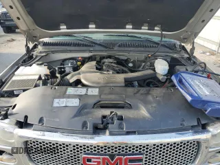 2005 GMC Sierra Denali z VIN 2GTEK63N551369622, wystawiony jako Copart lot #51992945 z przebiegiem 165 971 mil mil oraz Szkody całkowita. Historia ofert i sprzedaży dostępna na DreamBid. Obrazek 11.