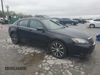 2014 Chrysler 200 Touring z VIN 1C3CCBBG2EN115496, wystawiony jako Copart lot #52072635 z przebiegiem 131 473 mil mil oraz Szkody całkowita. Historia ofert i sprzedaży dostępna na DreamBid. Obrazek 4.