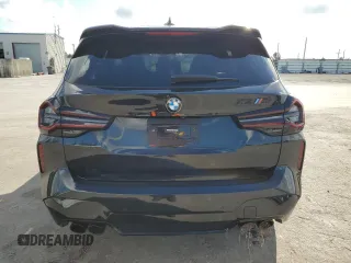 2023 BMW X3 M z VIN 5YM13EC01P9S47089, wystawiony jako Copart lot #70536243 z przebiegiem 3041 mil mil oraz . Historia ofert i sprzedaży dostępna na DreamBid. Obrazek 6.