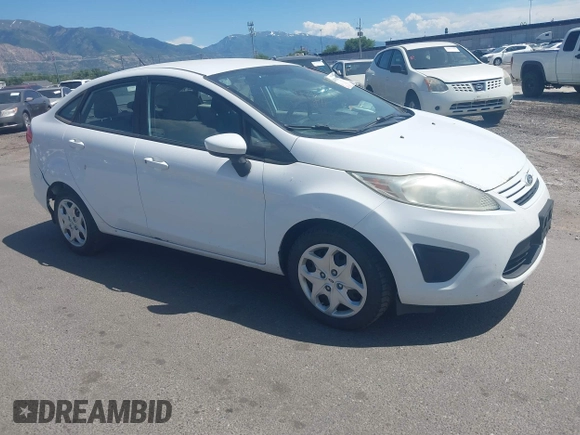 2013 Ford Fiesta S z VIN 3FADP4AJ6DM114105, wystawiony jako IAAI lot #42411838 z przebiegiem 497 236 mil mil oraz . Historia ofert i sprzedaży dostępna na DreamBid. Obrazek 1.