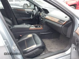 2013 Mercedes-Benz E 350 Luxury z VIN WDDHF8JB2DA675225, wystawiony jako IAAI lot #42316651 z przebiegiem 127 087 mil mil oraz . Historia ofert i sprzedaży dostępna na DreamBid. Obrazek 5.