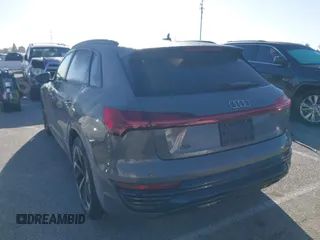 2024 Audi Q8 e-tron z VIN WA15ABGE8RB055999, wystawiony jako IAAI lot #41759410 z przebiegiem 8 972 mil mil oraz . Historia ofert i sprzedaży dostępna na DreamBid. Obrazek 3.