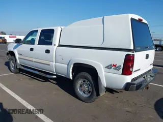 2005 Chevrolet Silverado 1500HD LT z VIN 1GCGK13U45F830143, wystawiony jako IAAI lot #41424683 z przebiegiem 141 881 mil mil oraz . Historia ofert i sprzedaży dostępna na DreamBid. Obrazek 3.