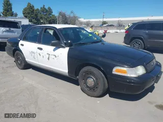 2005 Ford Police Interceptor with VIN 2FAFP71W95X140533, listed as a IAAI auction lot 41862561 with 113,939 mi miles. Bid and sale history available at carsss.com. Image 1.