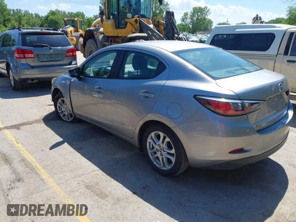 2016 Scion iA z VIN 3MYDLBZV5GY107324, wystawiony jako IAAI lot #42296283 z przebiegiem 105 349 mil mil oraz . Historia ofert i sprzedaży dostępna na DreamBid. Obrazek 3.