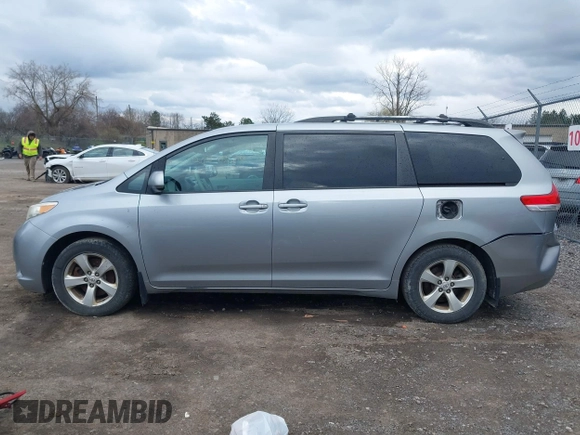 2011 Toyota Sienna LE AAS with VIN 5TDKK3DC8BS051934, listed as a IAAI auction lot 42040204 with 207,863 mi miles. Bid and sale history available at carsss.com. Image 14.