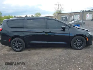 2018 Chrysler Pacifica Limited z VIN 2C4RC1GG2JR358215, wystawiony jako IAAI lot #42176046 z przebiegiem 120 544 mil mil oraz . Historia ofert i sprzedaży dostępna na DreamBid. Obrazek 14.