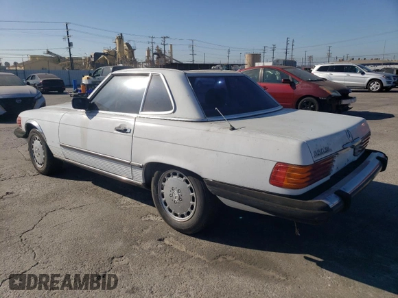 1986 Mercedes-Benz 560 SL z VIN WDBBA48D5GA042820, wystawiony jako Copart lot #71109364 z przebiegiem 173 240 mil mil oraz Czysty tytuł • Clean title. Historia ofert i sprzedaży dostępna na DreamBid. Obrazek 2.