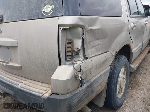 2004 Ford Expedition Special Service with VIN 1FMPU16L34LB27156, listed as a IAAI auction lot 41561202 with 230,318 mi miles. Bid and sale history available at carsss.com. Image 17.