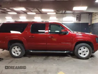 2010 Chevrolet Suburban LT z VIN 1GNUKJE32AR106197, wystawiony jako IAAI lot #42378134 z przebiegiem 106 479 mil mil oraz . Historia ofert i sprzedaży dostępna na DreamBid. Obrazek 14.