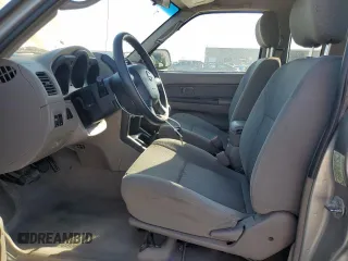 2004 Nissan Frontier XE z VIN 1N6DD26T04C458738, wystawiony jako Copart lot #56548445 z przebiegiem 150 338 mil mil oraz Szkody całkowita. Historia ofert i sprzedaży dostępna na DreamBid. Obrazek 7.