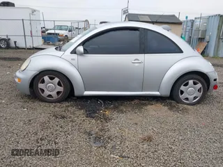2001 Volkswagen Beetle GLX z VIN 3VWDD21C61M420884, wystawiony jako IAAI lot #40501130 z przebiegiem 179 868 mil mil oraz . Historia ofert i sprzedaży dostępna na DreamBid. Obrazek 14.