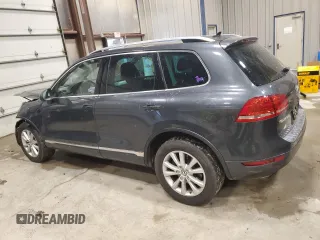2013 Volkswagen Touareg Lux z VIN WVGEF9BP1DD003339, wystawiony jako Copart lot #58727705 z przebiegiem 143 919 mil mil oraz Nie do naprawy. Historia ofert i sprzedaży dostępna na DreamBid. Obrazek 2.
