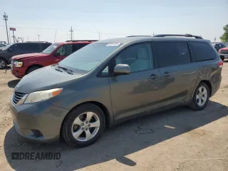 2013 Toyota Sienna LE AAS z VIN 5TDKK3DC5DS284804, wystawiony jako Copart lot #60161435 z przebiegiem 126 399 mil mil oraz Szkoda całkowita • Salvage title. Historia ofert i sprzedaży dostępna na DreamBid. Obrazek 1.