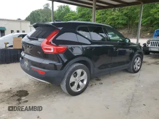 2022 Volvo XC40 Momentum z VIN YV4AC2HKXN2760409, wystawiony jako Copart lot #56512675 z przebiegiem 83 069 mil mil oraz Tytuł czysty. Historia ofert i sprzedaży dostępna na DreamBid. Obrazek 3.