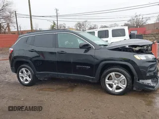 2023 Jeep Compass Latitude z VIN 3C4NJDBN4PT538846, wystawiony jako IAAI lot #41692514 z przebiegiem 13 057 mil mil oraz . Historia ofert i sprzedaży dostępna na DreamBid. Obrazek 13.