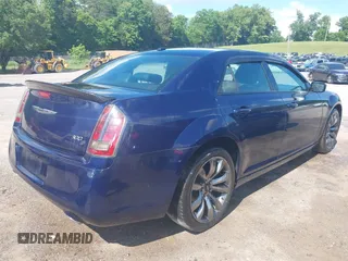 2014 Chrysler 300 S z VIN 2C3CCABG7EH281483, wystawiony jako IAAI lot #42272545 z przebiegiem 122 610 mil mil oraz . Historia ofert i sprzedaży dostępna na DreamBid. Obrazek 4.