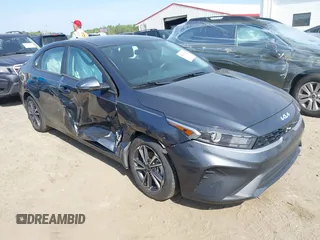 2024 Kia Forte LXS z VIN 3KPF24AD8RE709311, wystawiony jako IAAI lot #42001871 z przebiegiem 22 642 mil mil oraz . Historia ofert i sprzedaży dostępna na DreamBid. Obrazek 1.