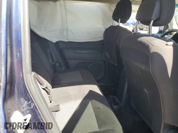 2015 Jeep Patriot Latitude z VIN 1C4NJRFB6FD426261, wystawiony jako Copart lot #56391245 z przebiegiem 73 493 mil mil oraz Szkoda całkowita • Salvage title. Historia ofert i sprzedaży dostępna na DreamBid. Obrazek 10.