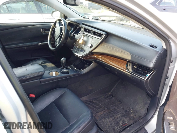 2013 Toyota Avalon XLE z VIN 4T1BK1EB7DU035647, wystawiony jako IAAI lot #42456762 z przebiegiem 136 018 mil mil oraz . Historia ofert i sprzedaży dostępna na DreamBid. Obrazek 5.