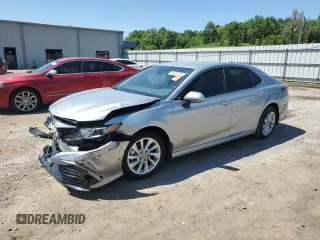 2024 Toyota Camry LE z VIN 4T1C11AK8RU261202, wystawiony jako Copart lot #53353235 z przebiegiem 22 487 mil mil oraz Szkoda całkowita • Salvage title. Historia ofert i sprzedaży dostępna na DreamBid. Obrazek 1.