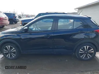 2020 Nissan Kicks SV z VIN 3N1CP5CV5LL496923, wystawiony jako IAAI lot #41440962 z przebiegiem 89 782 mil mil oraz . Historia ofert i sprzedaży dostępna na DreamBid. Obrazek 13.