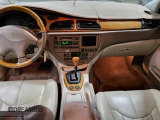 2000 Jaguar S-Type V8 z VIN SAJDA01D3YGL47987, wystawiony jako Copart lot #60103145 z przebiegiem 110 742 mil mil oraz Czysty tytuł • Clean title. Historia ofert i sprzedaży dostępna na DreamBid. Obrazek 9.