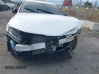 2024 Kia K5 GT-Line z VIN 5XXG64J29RG259036, wystawiony jako IAAI lot #40777274 z przebiegiem 6716 mil mil oraz . Historia ofert i sprzedaży dostępna na DreamBid. Obrazek 18.