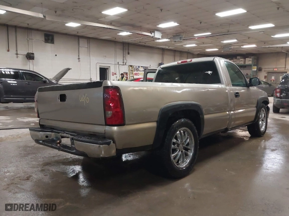 2000 Chevrolet Silverado 1500 with VIN 1GCEC14V9YE408018, listed as a IAAI auction lot 41339820 with 261,720 mi miles. Bid and sale history available at carsss.com. Image 4.