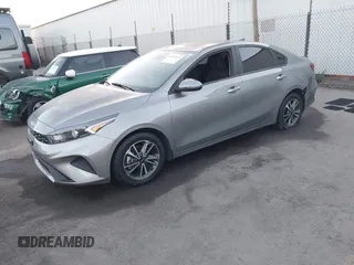 2023 Kia Forte LXS z VIN 3KPF24AD5PE606683, wystawiony jako IAAI lot #41216622 z przebiegiem 38 827 mil mil oraz . Historia ofert i sprzedaży dostępna na DreamBid. Obrazek 17.